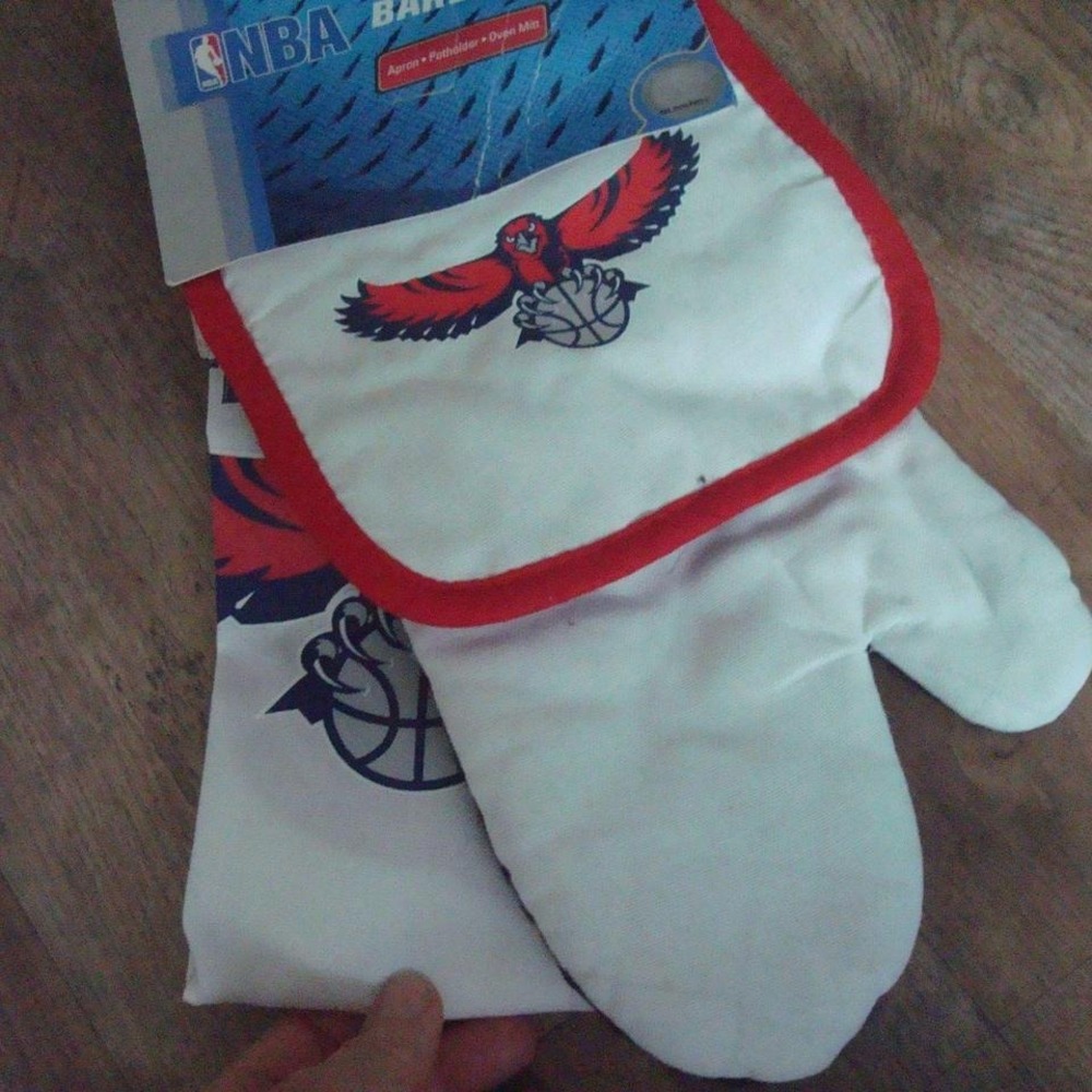 ATLANTA HAWKS BARBEQUE BBQ SET MITTEN L4